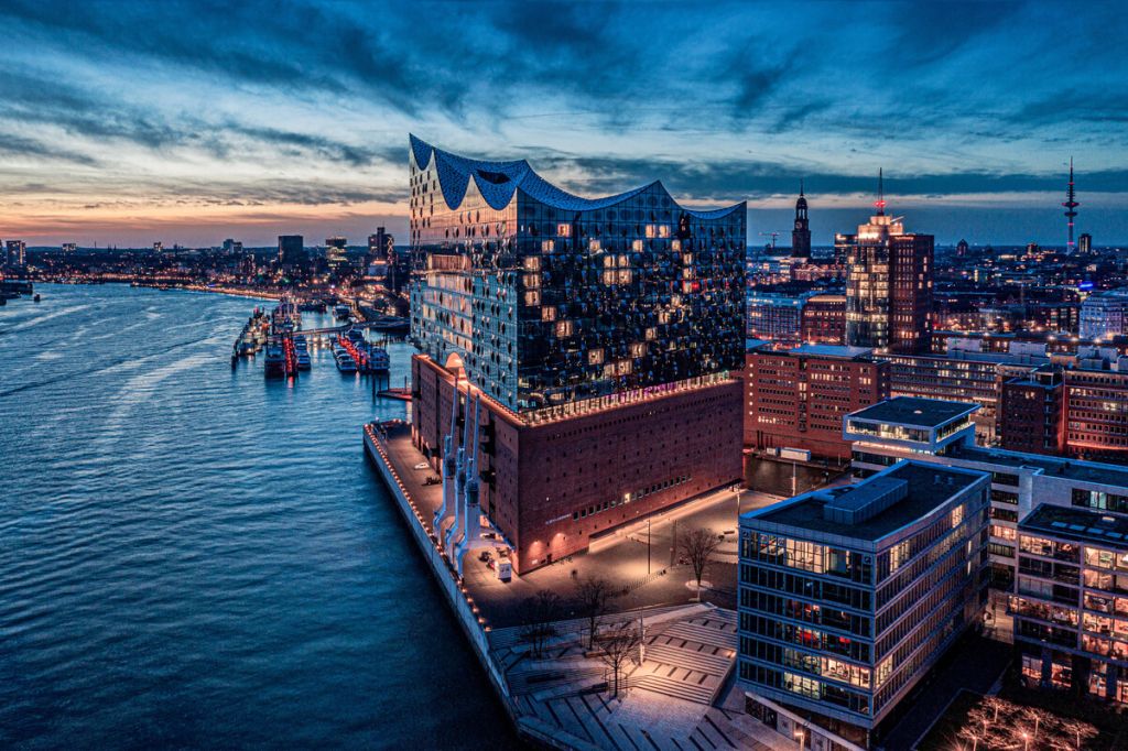Elbphilharmonie bei Nacht mit Herzbeleuchtung